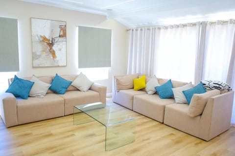 5BR Pool Fast Wi-Fi Walk To The Beach Pool Table Villa in Cape Town