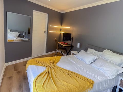 5BR Pool Fast Wi-Fi Walk To The Beach Pool Table Villa in Cape Town