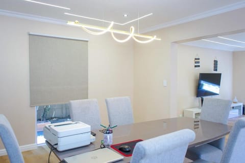 5BR Pool Fast Wi-Fi Walk To The Beach Pool Table Villa in Cape Town