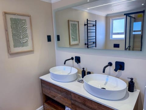 5BR Pool Fast Wi-Fi Walk To The Beach Pool Table Villa in Cape Town