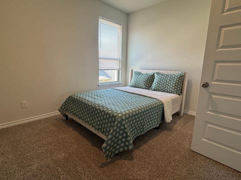 Cozy 6 Bedroom Near UNT & Medical City House in Lake Lewisville