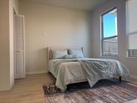 Cozy 6 Bedroom Near UNT & Medical City House in Lake Lewisville