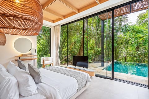 Bed, TV and multimedia, View (from property/room), Photo of the whole room, Bedroom, Garden view, Pool view