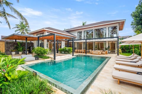 Property building, Garden, Swimming pool, sunbed