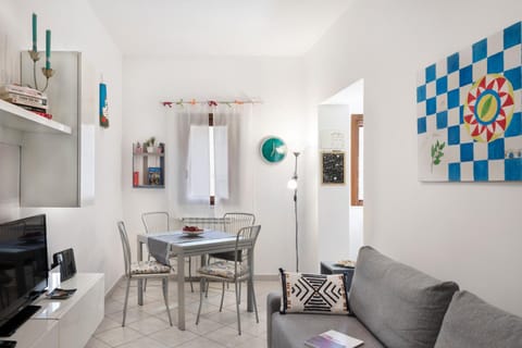 Bed, Living room, Seating area, Dining area