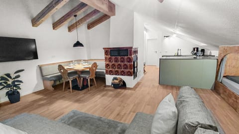 TV and multimedia, Living room, Dining area, fireplace