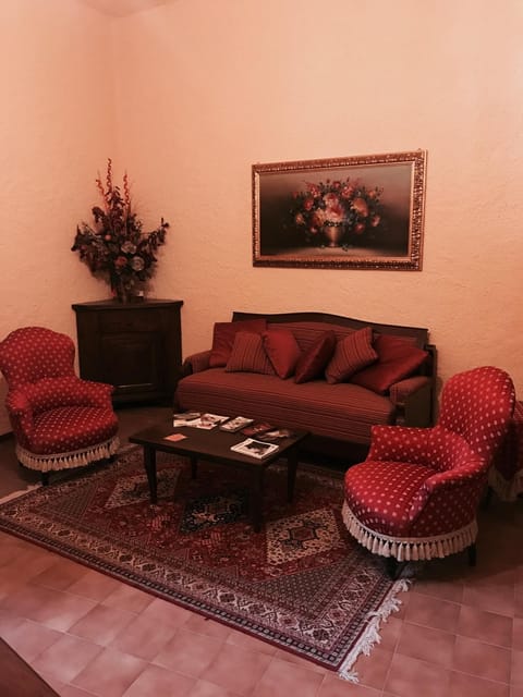 Communal lounge/ TV room, Lobby or reception