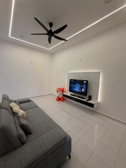 Communal lounge/ TV room, TV and multimedia, Living room, Seating area, Evening entertainment