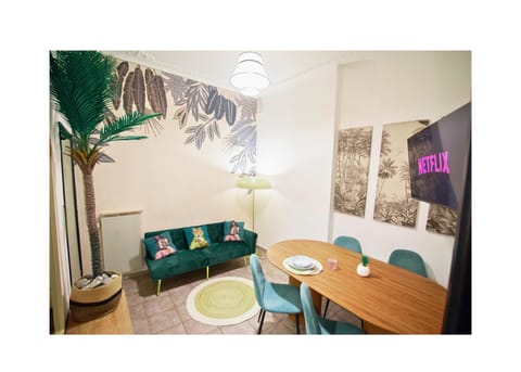 Bed, TV and multimedia, Living room, Decorative detail, Seating area, Dining area, heating, heating, internet, internet