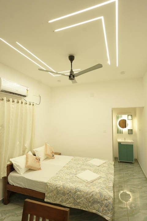 Bed, Photo of the whole room, Bedroom, air conditioner
