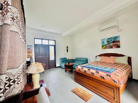 Bed, TV and multimedia, Living room, Photo of the whole room, Bedroom, air conditioner