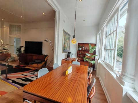 Large, central and secure 3 bed with ACs and workspace Apartment in Sea Point