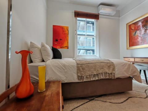 Large, central and secure 3 bed with ACs and workspace Apartment in Sea Point