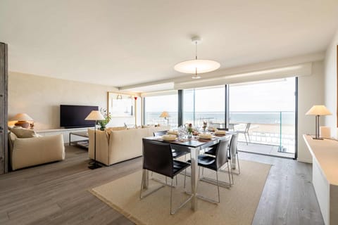 Communal lounge/ TV room, Natural landscape, TV and multimedia, Living room, Seating area, Dining area, Evening entertainment, Sea view