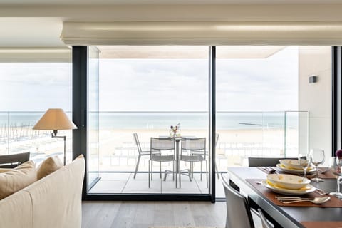 Natural landscape, View (from property/room), Balcony/Terrace, Living room, Food and drinks, Seating area, Dining area, Food, Sea view