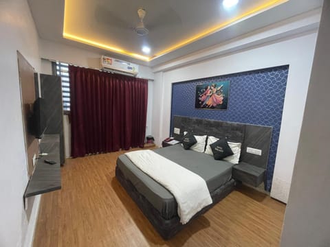 Bed, TV and multimedia, Photo of the whole room, Bedroom