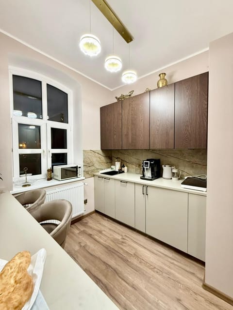 Coffee/tea facilities, Kitchen or kitchenette, Dining area, microwave, stove, kitchen