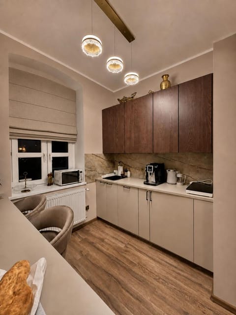 Coffee/tea facilities, dishwasher, microwave, stove, toaster, kitchen