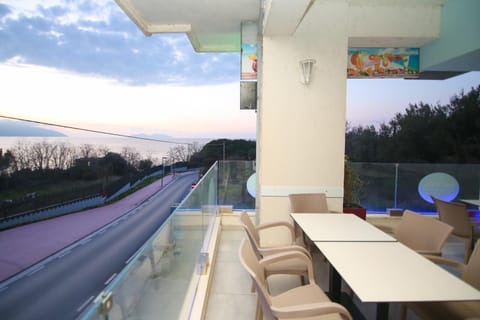 Neighbourhood, Seating area, Dining area