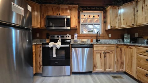 Serene Cabin Sleeps 11 with Hot Tub Games and Grill Cabin in Pigeon Forge