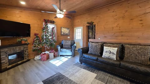 Serene Cabin Sleeps 11 with Hot Tub Games and Grill Cabin in Pigeon Forge