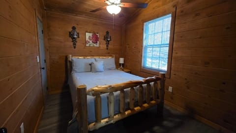 Serene Cabin Sleeps 11 with Hot Tub Games and Grill Cabin in Pigeon Forge