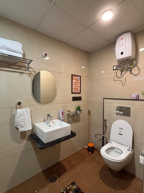 Shower, Toilet, Bathroom, towels