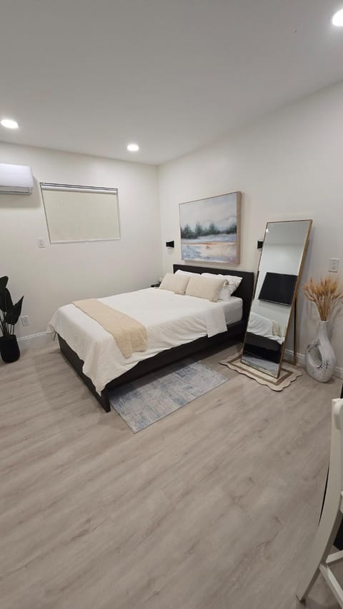 Modern Suite with Kitchen Prkng Near Disney and DTLA Apartment in Downey