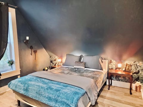 The Raven Room at Stag and Sparrow Vacation rental in Salem