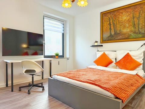 Bed, TV and multimedia, Photo of the whole room, Decorative detail, Bedroom