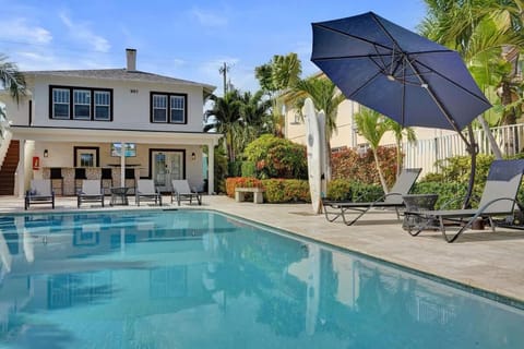Modern 1BR Retreat w Pool & Bar at Lake Worth Inn in Lake Worth