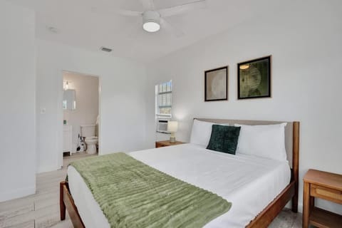 Modern 1BR Retreat w Pool & Bar at Lake Worth Inn in Lake Worth
