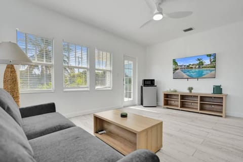 Modern 1BR Retreat w Pool & Bar at Lake Worth Inn in Lake Worth