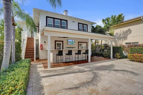 Modern 1BR Retreat w Pool & Bar at Lake Worth Inn in Lake Worth