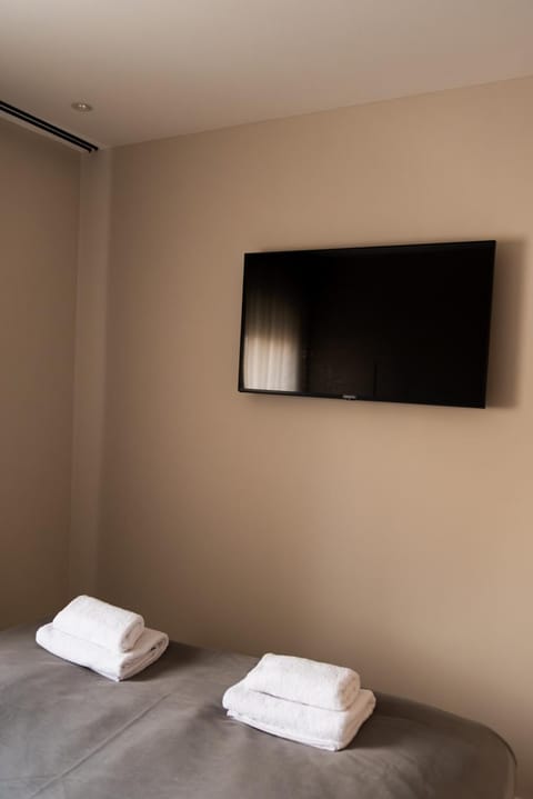 Bed, TV and multimedia, Bedroom, towels
