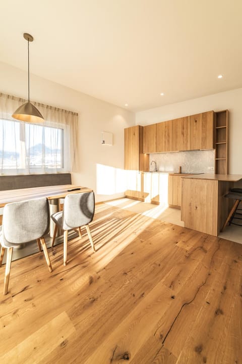 Kitchen or kitchenette, Dining area, stove