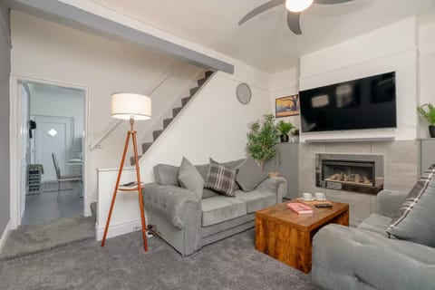 TV and multimedia, Living room, Decorative detail, fireplace
