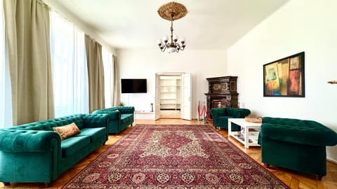 TV and multimedia, Living room, Decorative detail, Seating area, Bedroom