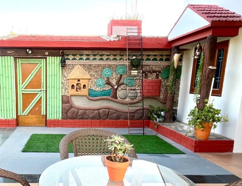 Day, Dining area