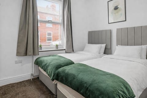 Free Parking in Warrington, Ideal for contractors, Pool Table, Long stays Apartment in Warrington