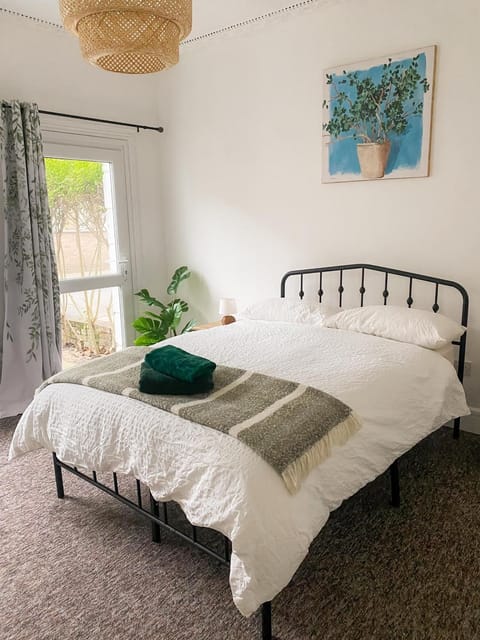 Property building, Garden, Location, flat iron, internet, wardrobe