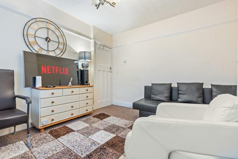 Bed, TV and multimedia, Bedroom, internet, internet, internet