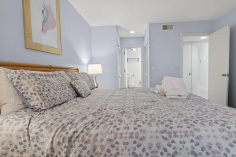 Spacious 3BR Sleeps 10, Minutes from Harbour Town House in Hilton Head Island