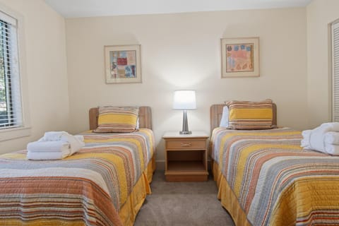 Spacious 3BR Sleeps 10, Minutes from Harbour Town House in Hilton Head Island