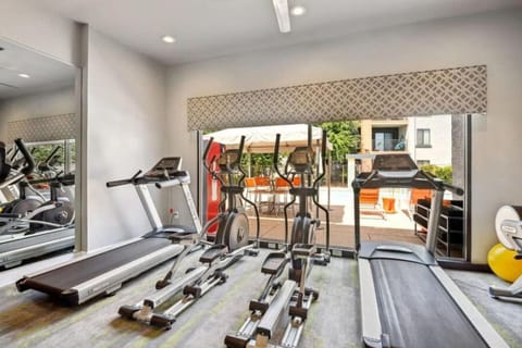 Tranquil 3BR Escape Pool Hot Tub Gym Games Apartment in Surprise