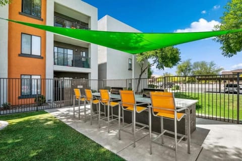 Tranquil 3BR Escape Pool Hot Tub Gym Games Apartment in Surprise