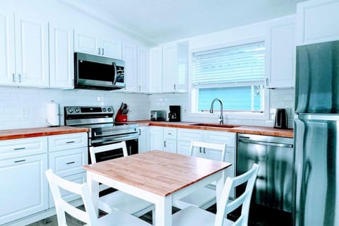 The Modern Charm - Forks Retreat House in Forks