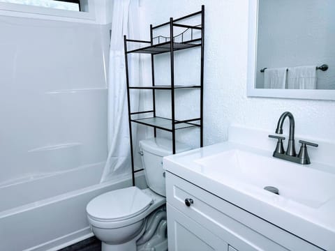 The Modern Charm - Forks Retreat House in Forks