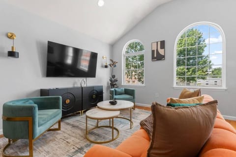 Communal lounge/ TV room, TV and multimedia, Living room, Seating area, Evening entertainment