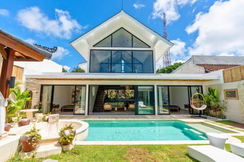 Property building, Day, Pool view, Swimming pool